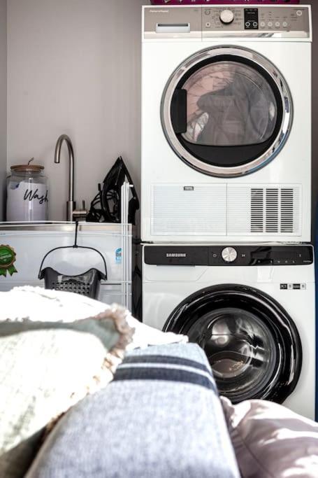 Stylish Townhouse With Hot Tub Apartment Christchurch Luaran gambar
