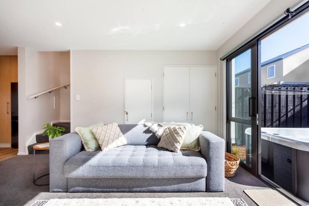 Stylish Townhouse With Hot Tub Apartment Christchurch Luaran gambar
