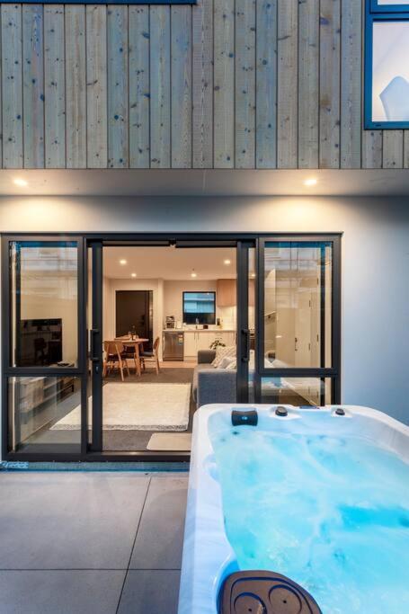 Stylish Townhouse With Hot Tub Apartment Christchurch Luaran gambar