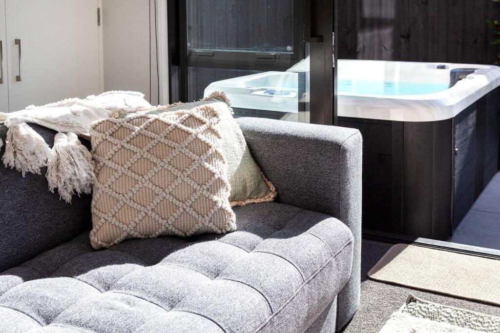 Stylish Townhouse With Hot Tub Apartment Christchurch Luaran gambar