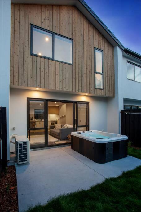 Stylish Townhouse With Hot Tub Apartment Christchurch Luaran gambar