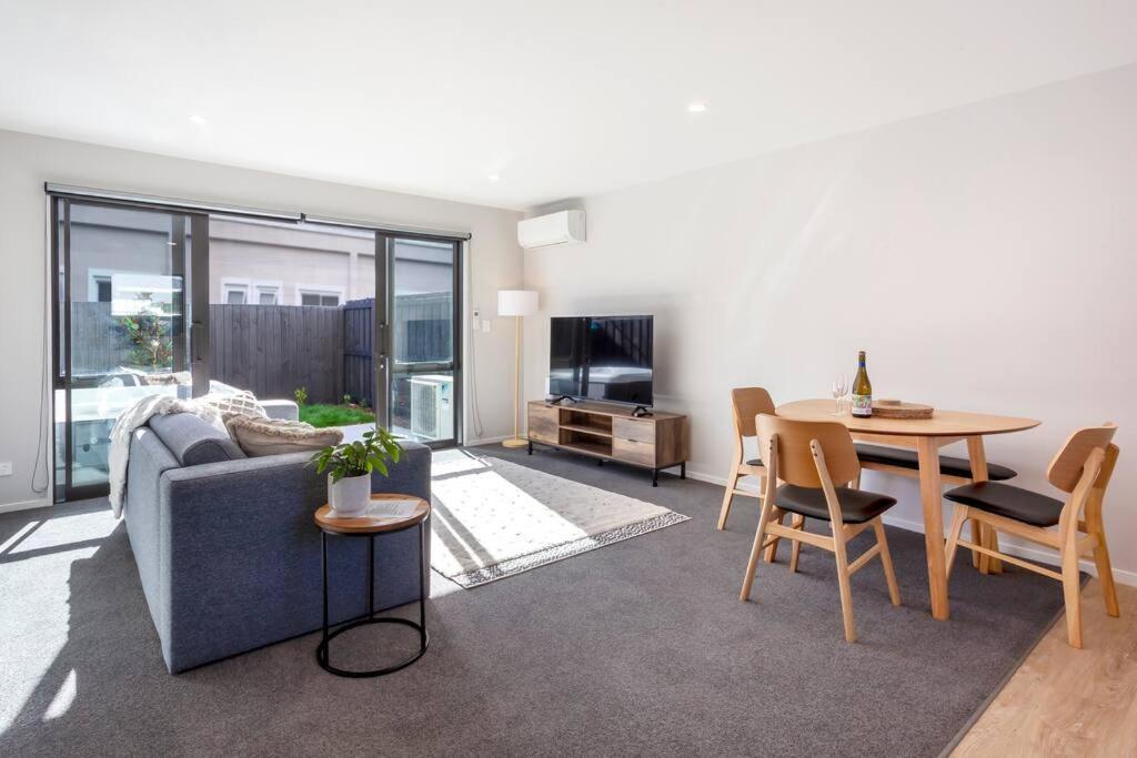 Stylish Townhouse With Hot Tub Apartment Christchurch Luaran gambar