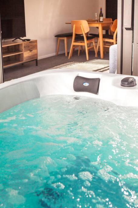 Stylish Townhouse With Hot Tub Apartment Christchurch Luaran gambar