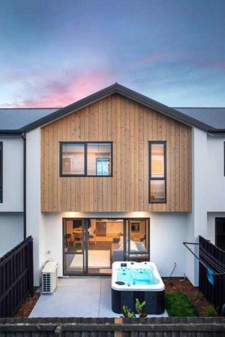 Stylish Townhouse With Hot Tub Apartment Christchurch Luaran gambar
