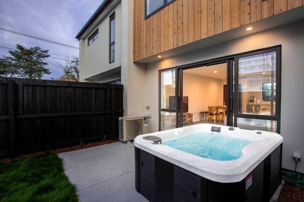 Stylish Townhouse With Hot Tub Apartment Christchurch Luaran gambar