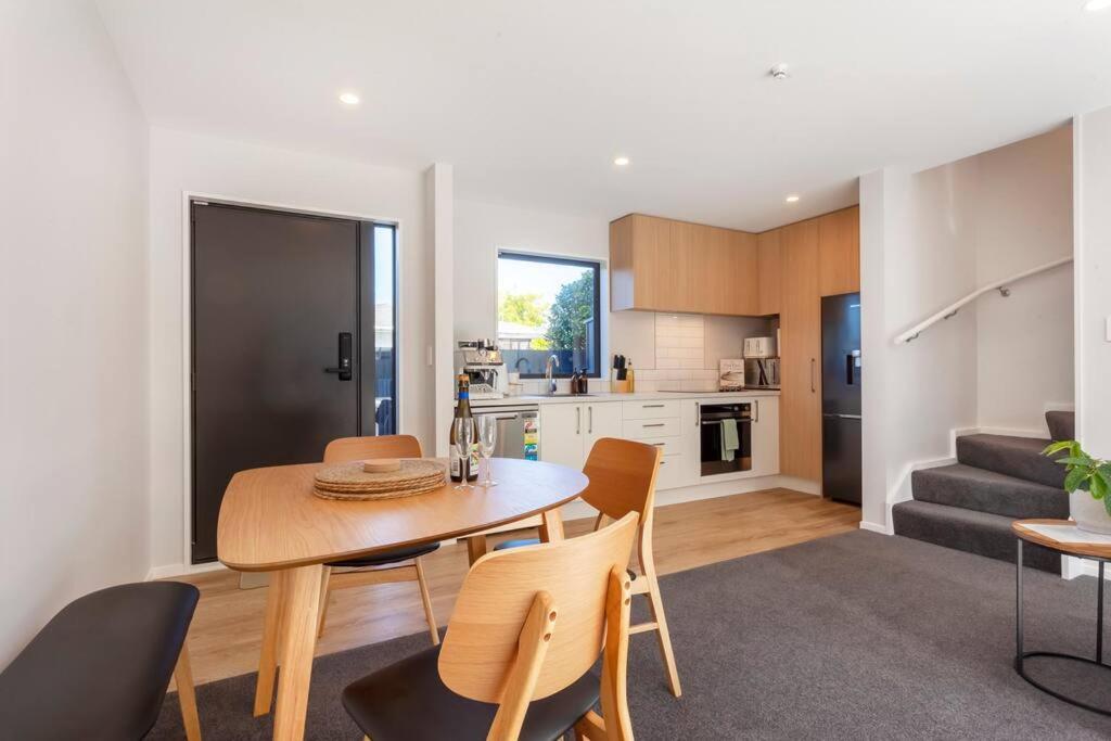 Stylish Townhouse With Hot Tub Apartment Christchurch Luaran gambar